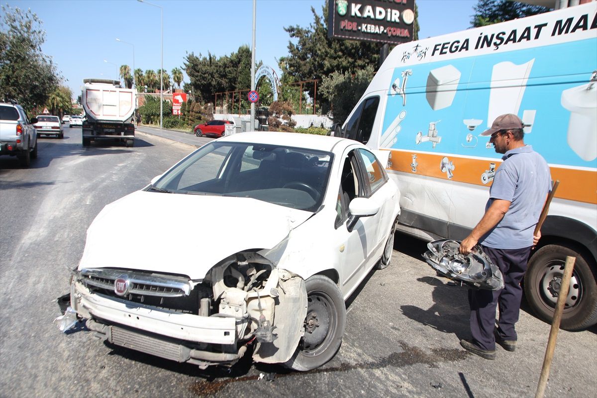 Antalya\'da Zincirleme Kaza: 4 Araçta Maddi Hasar