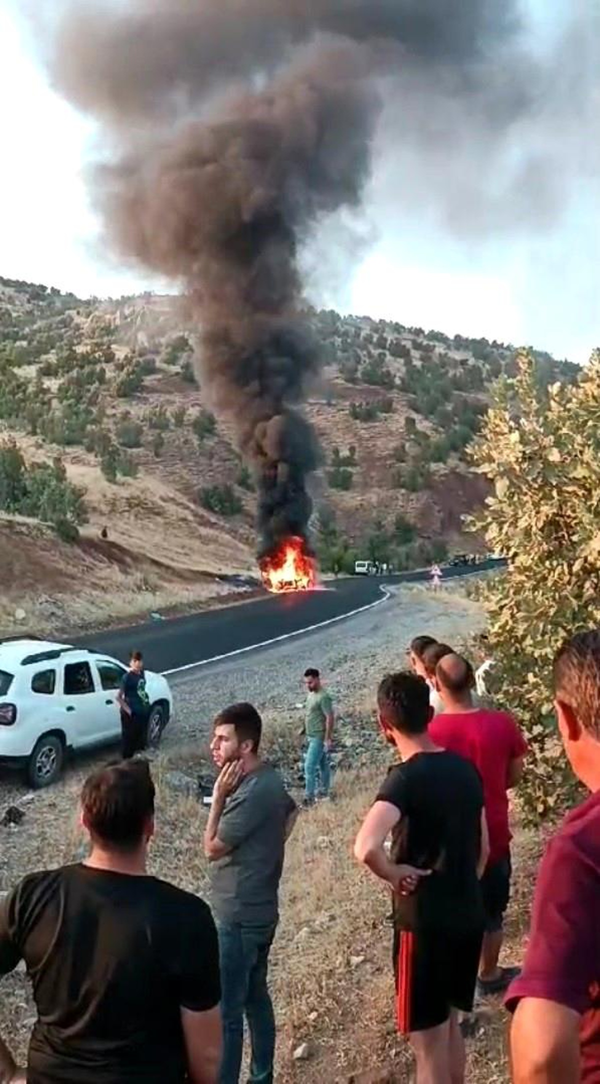 Şırnak-Siirt karayolunda lüks otomobil alev aldı