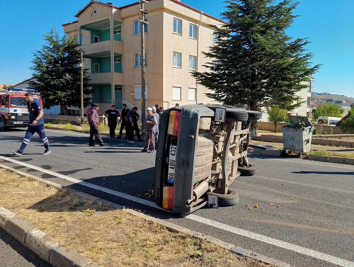 Sivas\'ın Şarkışla ilçesinde otomobil çarpışması: 3 yaralı