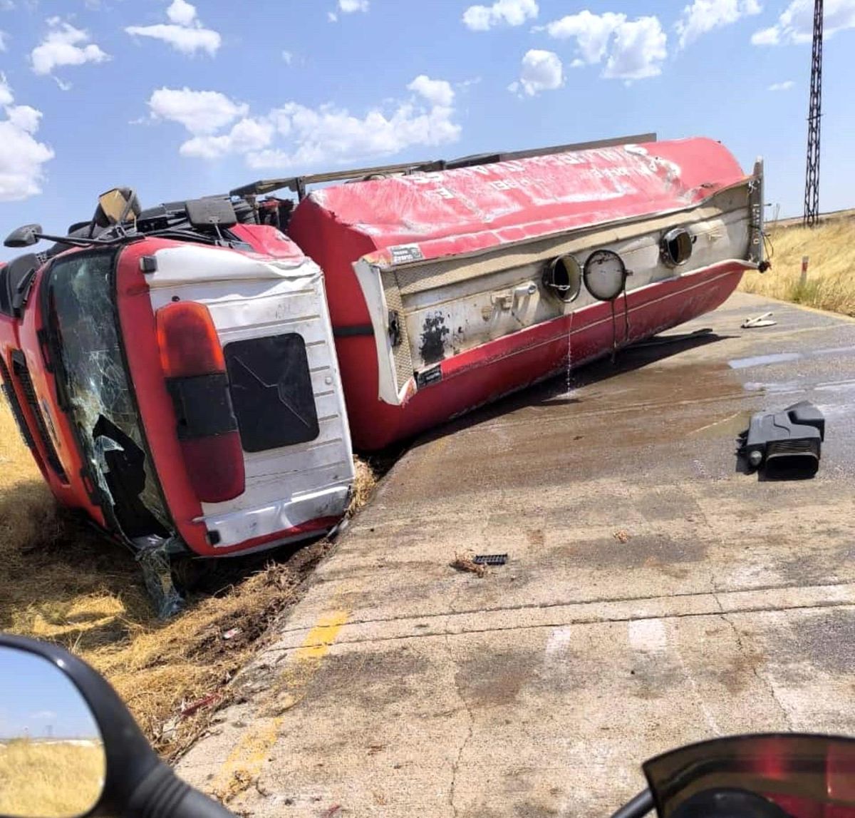 Şanlıurfa\'da itfaiye aracı devrildi, 3 itfaiye eri yaralandı