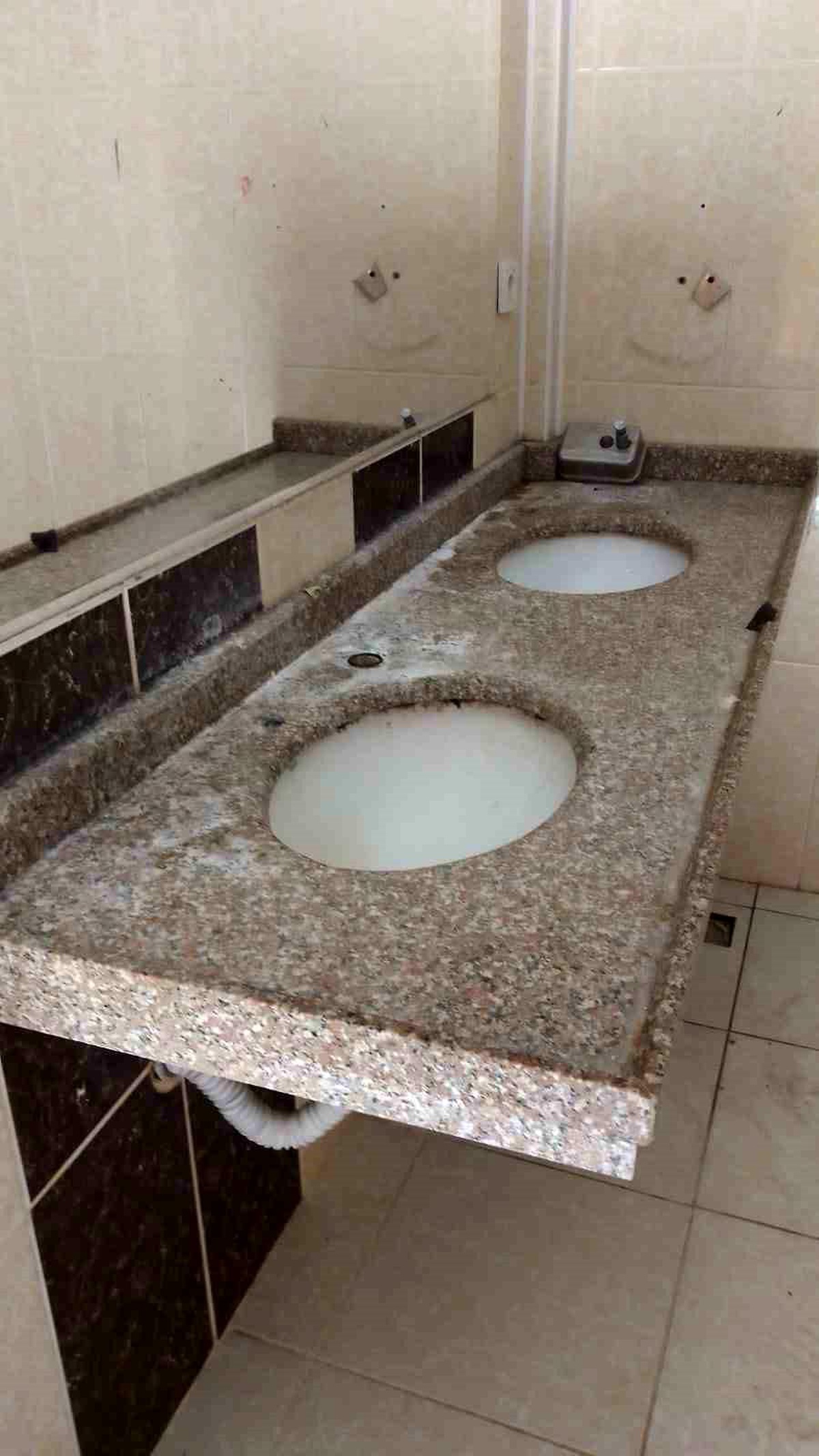 Tarsus Kültür Parkı\'nda Tuvaletlerin Muslukları Çalındı