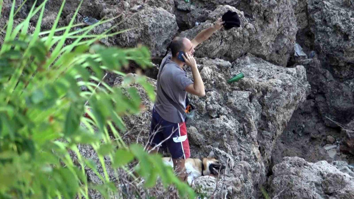 Antalya\'da Köpek Kayalıklardan Düştü