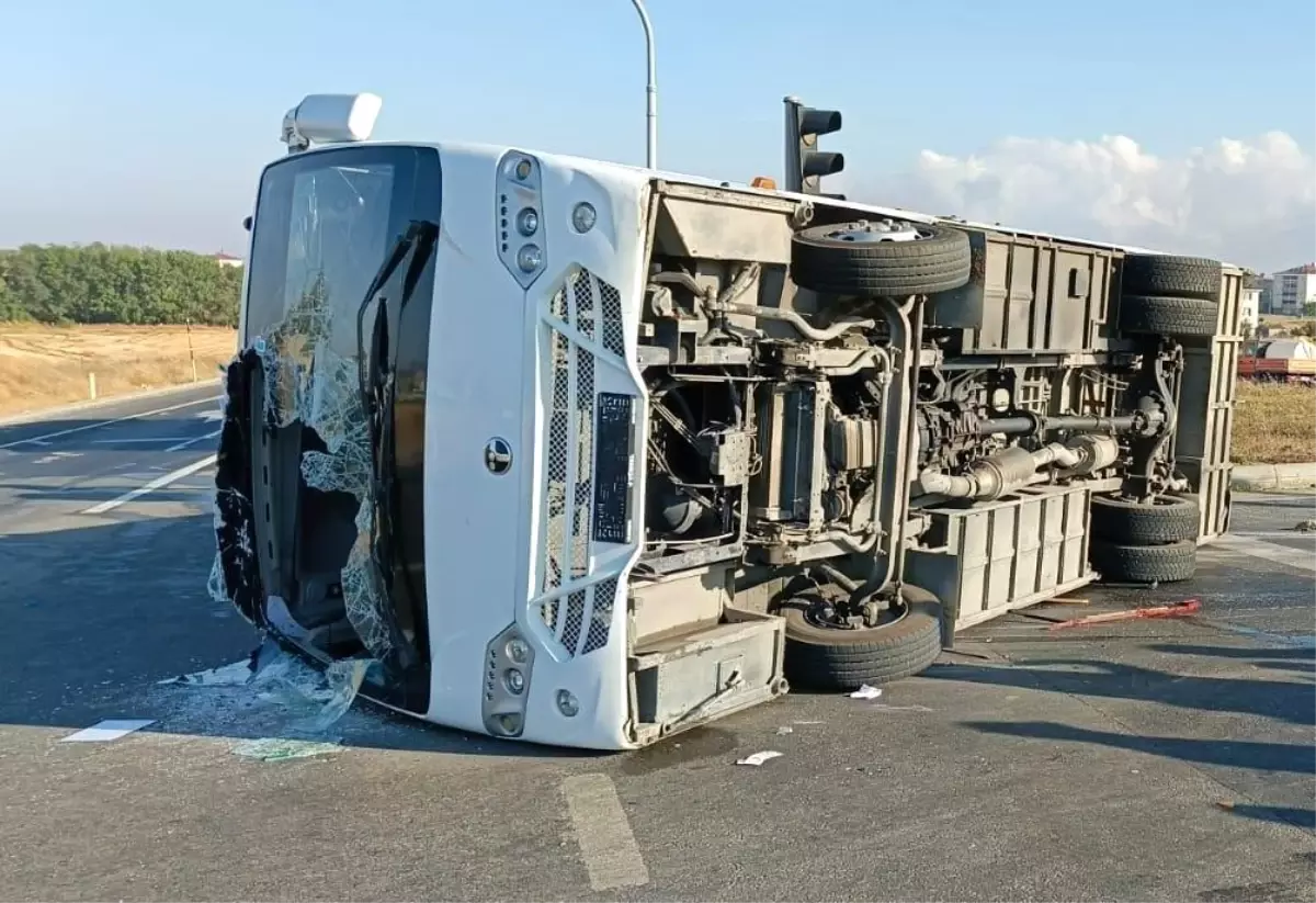 Tekirdağ\'da servis midibüsü ile hafif ticari araç çarpıştı: 11 yaralı