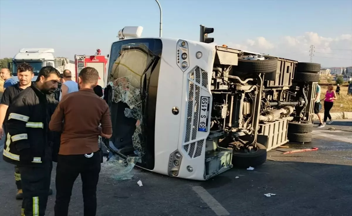 Tekirdağ\'da servis midibüsü ile hafif ticari araç çarpıştı: 12 işçi yaralandı