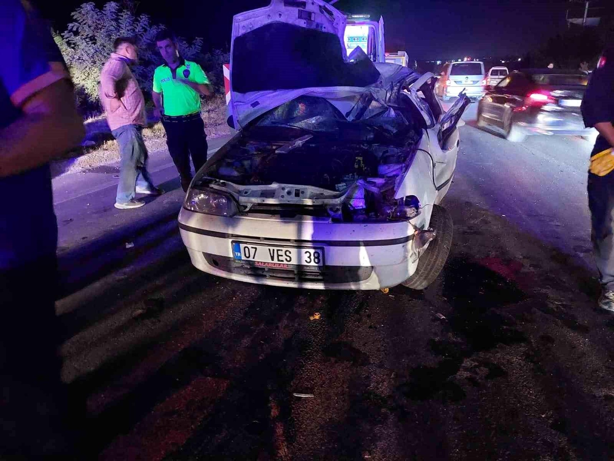 Afyonkarahisar\'da tırla çarpışan otomobilde ikisi çocuk 5 kişi yaralandı