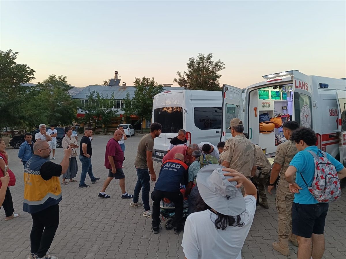 Tunceli\'de kayalıktan düşen kadın kurtarıldı