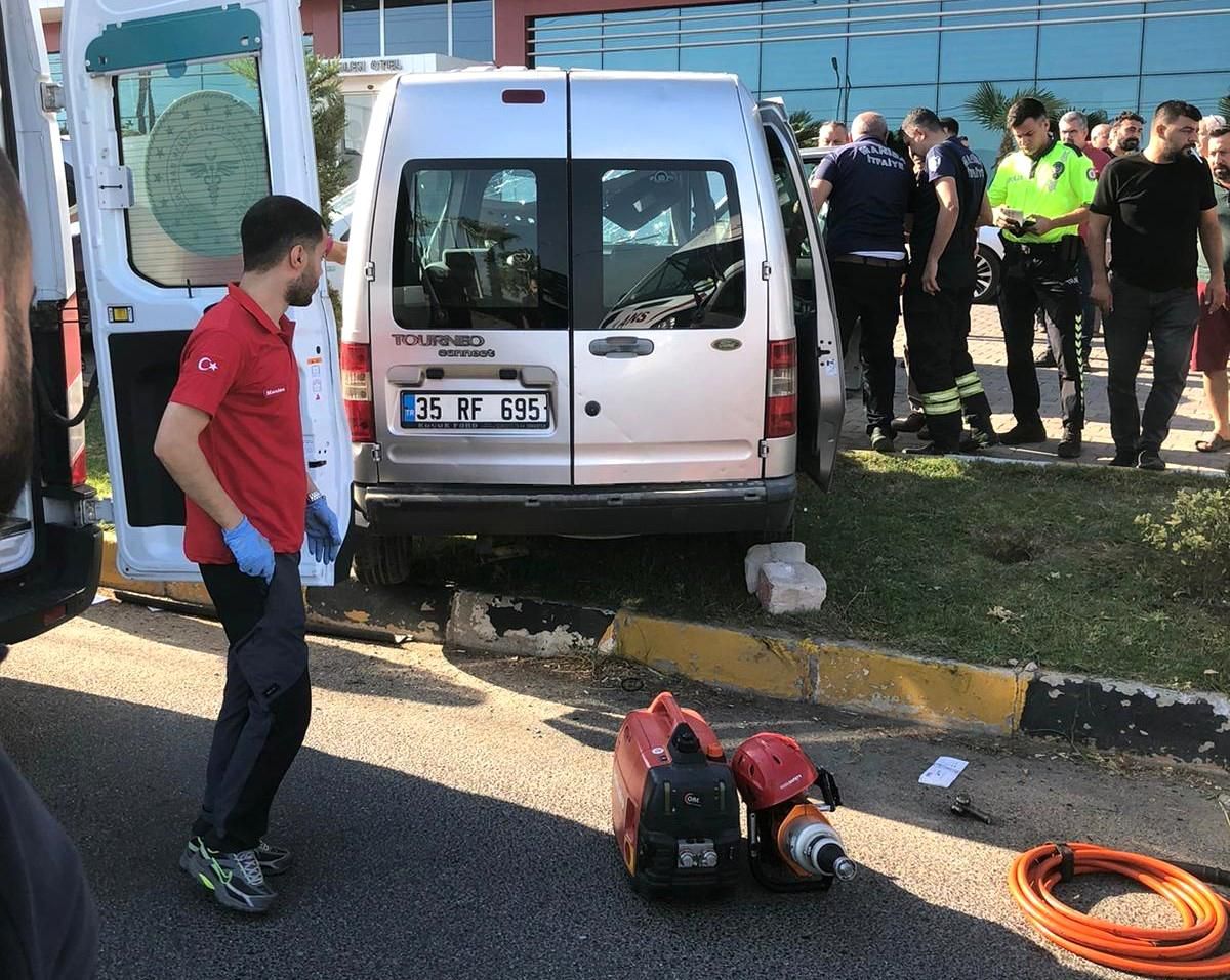 Turgutlu\'da trafik kazası: Baba ve kızı yaralandı