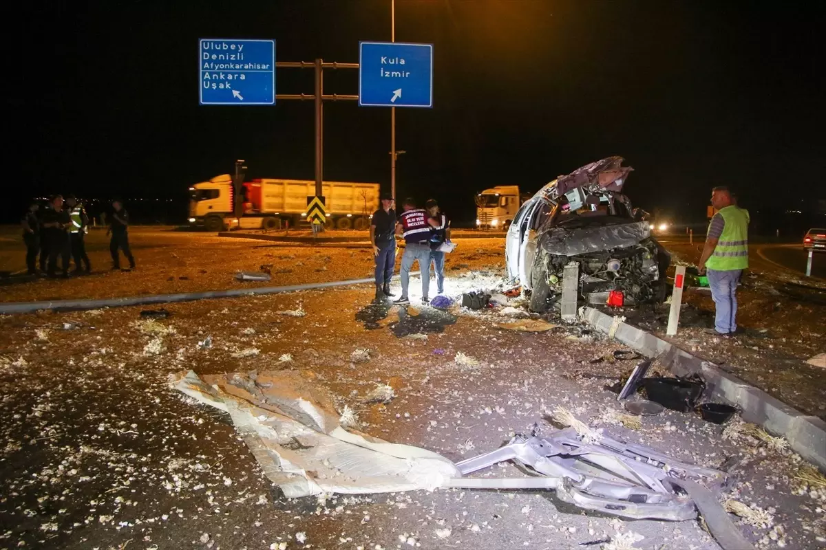 Uşak\'ta Sarımsak Yüklü Minibüs Takla Attı, Sürücü Hayatını Kaybetti