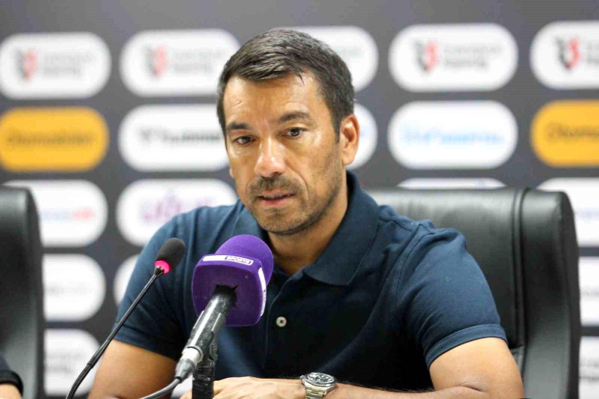 Beşiktaş Teknik Direktörü Giovanni van Bronckhorst: Samsunspor\'u yenip İstanbul\'a galibiyetle döndükleri için mutluyum