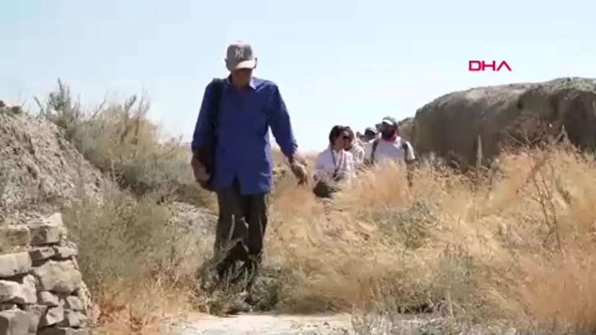 Urartu dönemine ait Çavuştepe Kalesi\'nde 62 yıldır bekçilik yapan Mehmet Kuşman, Urartuca bilen ender kişilerden biri