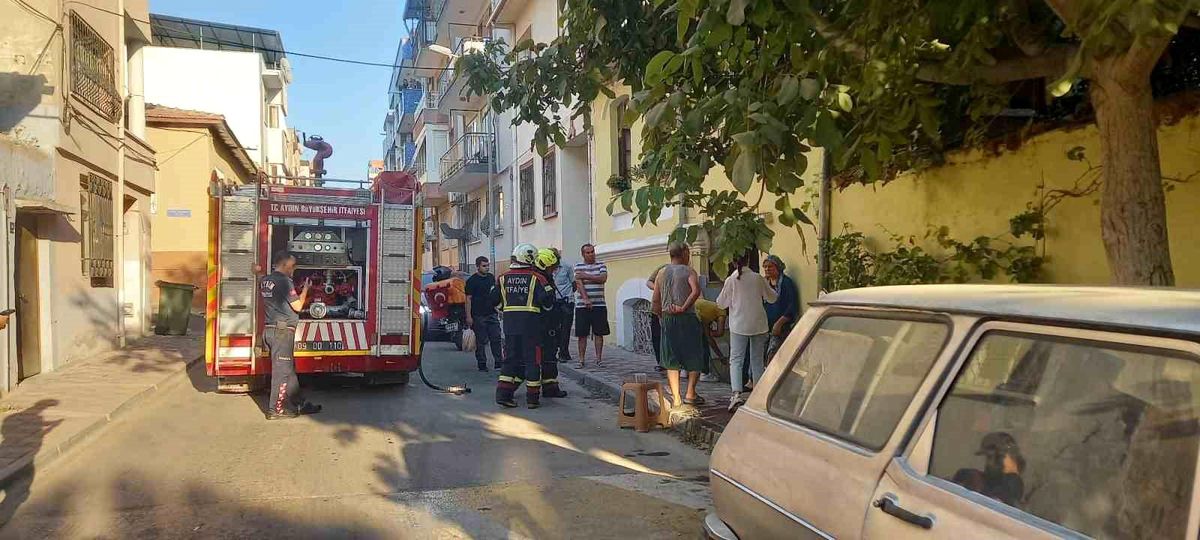 Yaşlı Kadının Evinden Yangın Çıktı, Kurye Hızlı Müdahaleyle Söndürdü