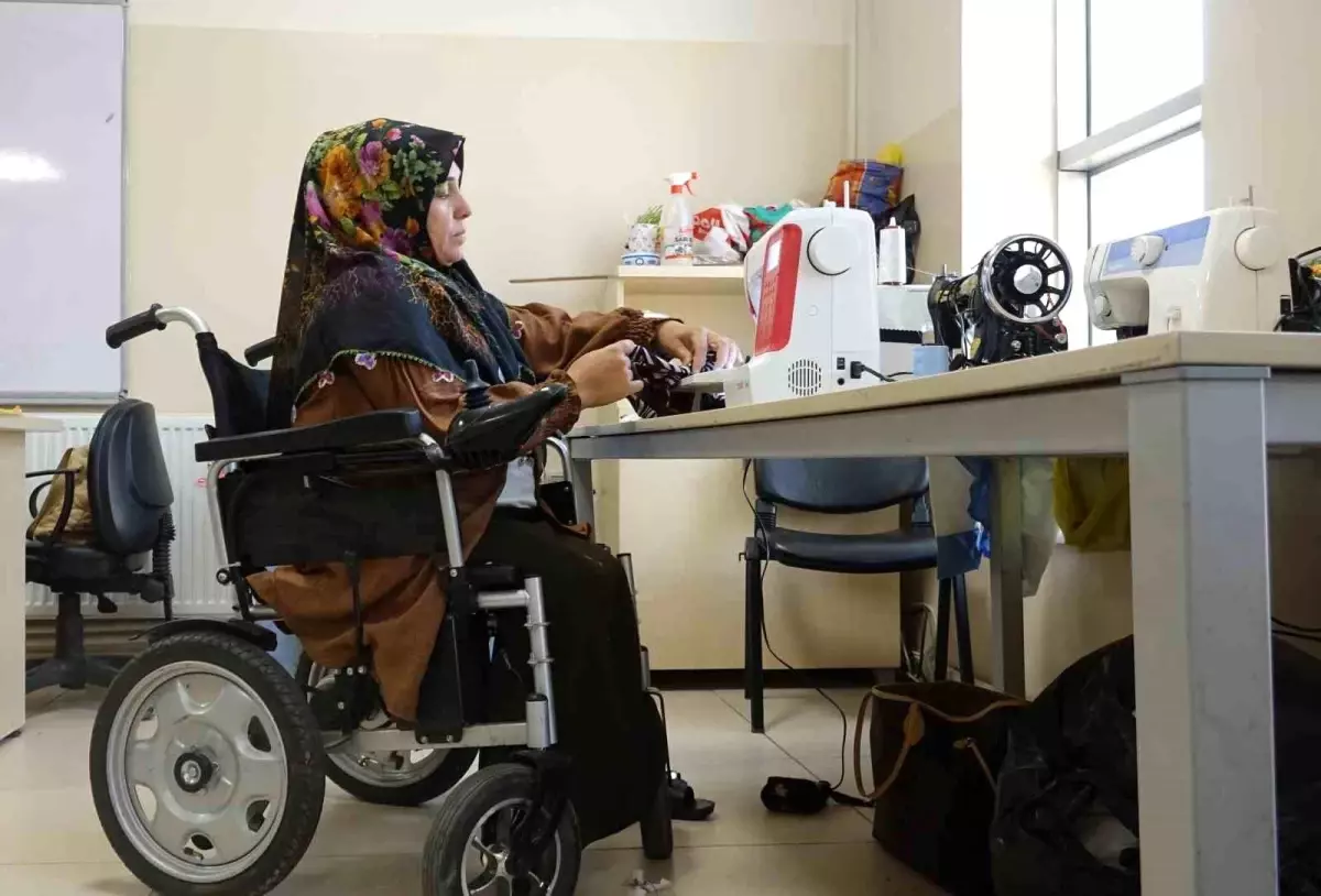 Bedensel engelli kadın giyim kursu sayesinde hayata tutundu