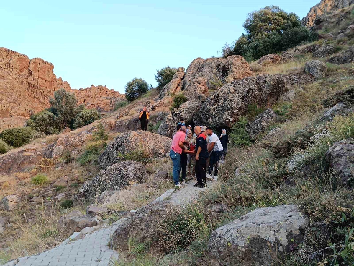 Tunceli\'de ziyaretgaha giden kadın düşerek yaralandı