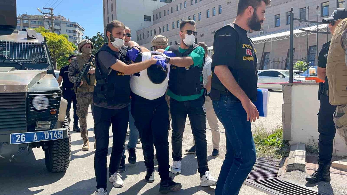 Eskişehir\'de Çay Bahçesinde Bıçaklı Saldırı: 5 Yaralı