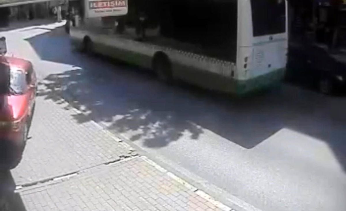 Bursa\'da Otomobil Dükkana Daldı
