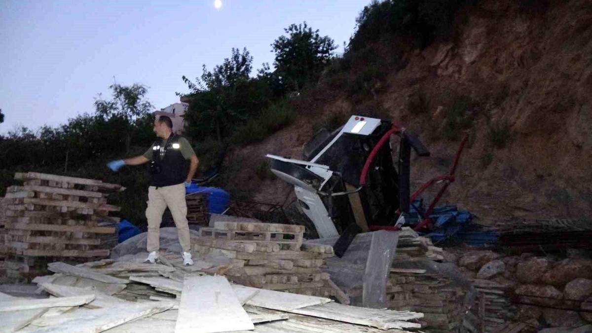 Alanya\'da el freni boşalan araç uçuruma yuvarlandı: Anne ve kızı hayatını kaybetti