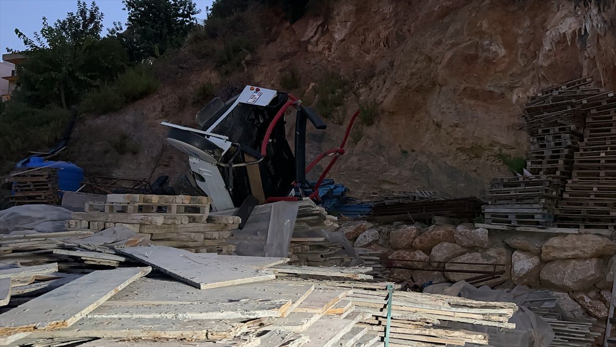 Alanya\'da safari aracı uçurumdan yuvarlandı: Anne öldü, kız yaralandı