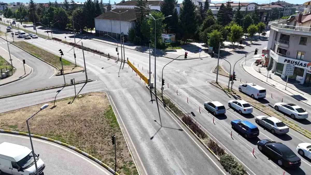 Düzce\'de Fevzi Çakmak Mahallesi ile Bolu Caddesi arasındaki bağlantı araç trafiğine kapatıldı