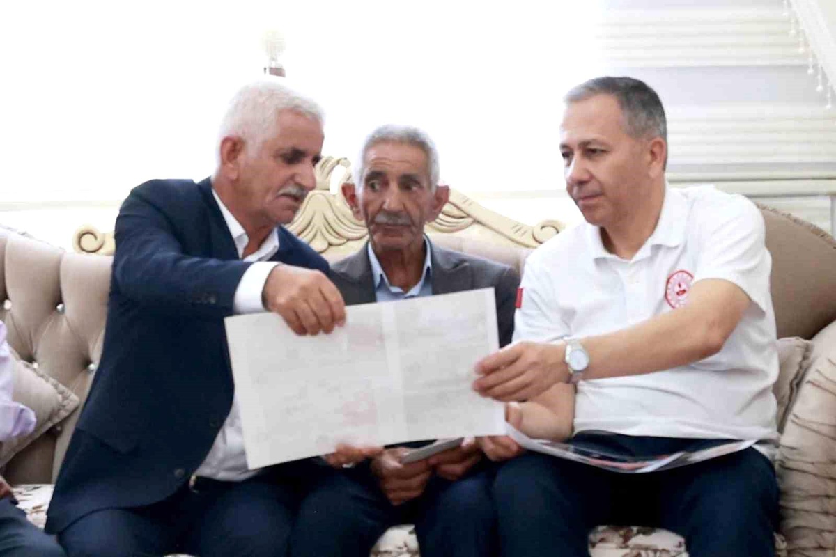 İçişleri Bakanı Ali Yerlikaya, İkiyaka katliamında şehit olan Aykut ailesini ziyaret etti