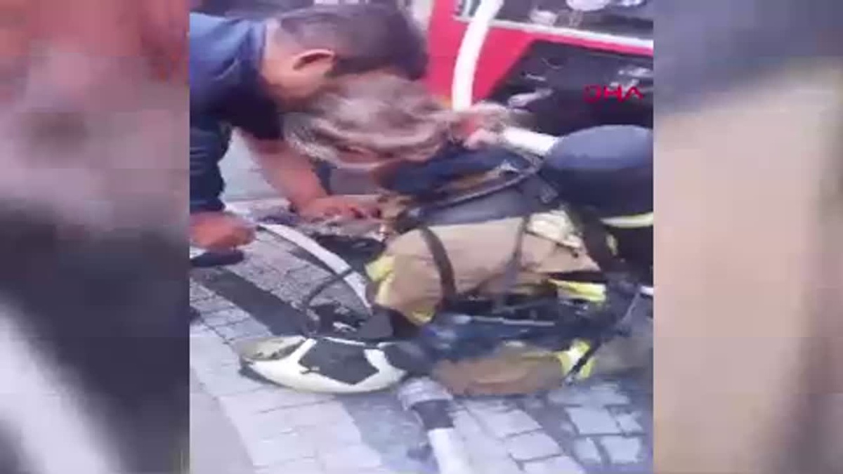 İtfaiye Eri, Yangında Hayatını Kurtardığı Yavru Kediyi Sahibine Teslim Etti