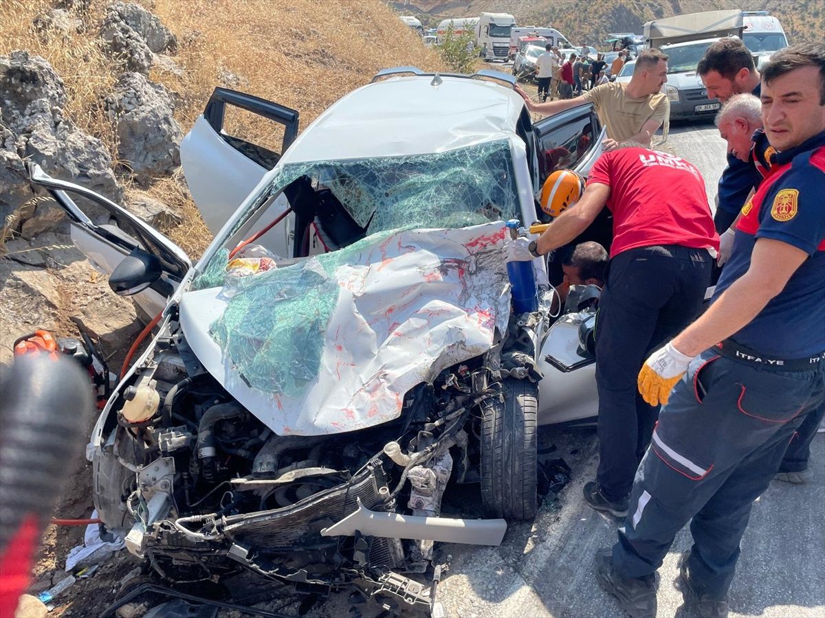 Bitlis\'te otomobilin tıra çarpması sonucu 4 kişi yaralandı