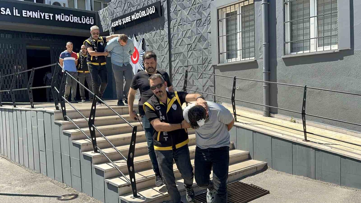 Bursa\'da inşaat işçileri ile oto yıkamacı arasında çıkan kavgada 1 kişi öldü, 5 kişi yaralandı