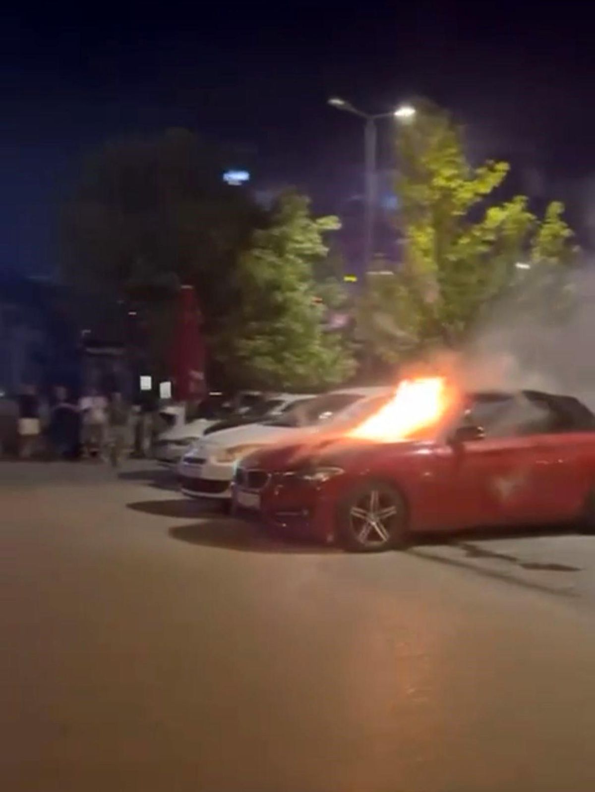 Bursa\'da bir eğlence merkezinin otoparkında lüks otomobil yangını