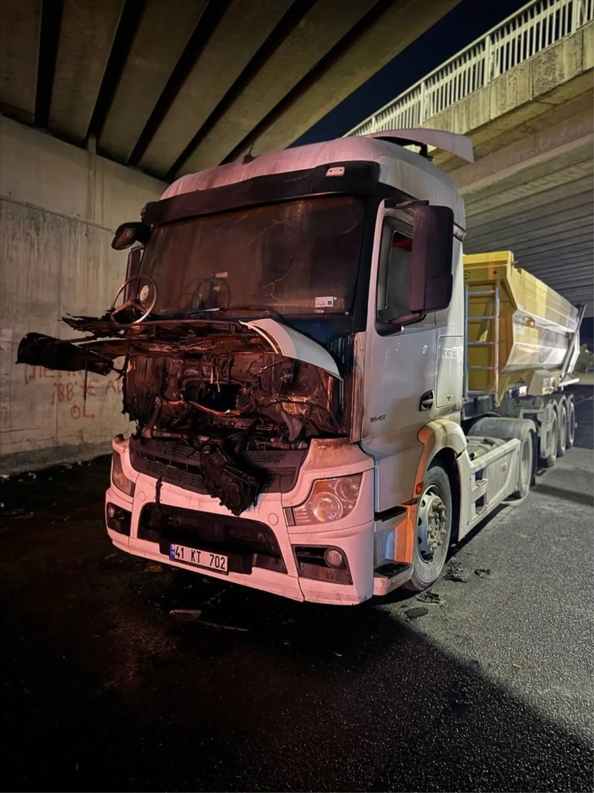 Çekmeköy\'de seyir halindeki hafriyat kamyonunda çıkan yangın söndürüldü