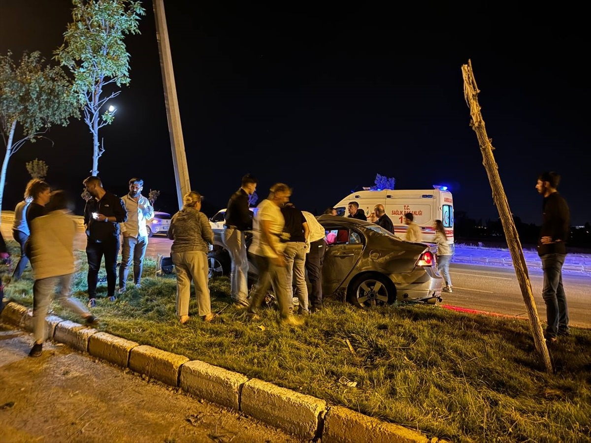 Erzurum\'da Aydınlatma Direğine Çarpan Otomobilin Sürücüsü Hayatını Kaybetti