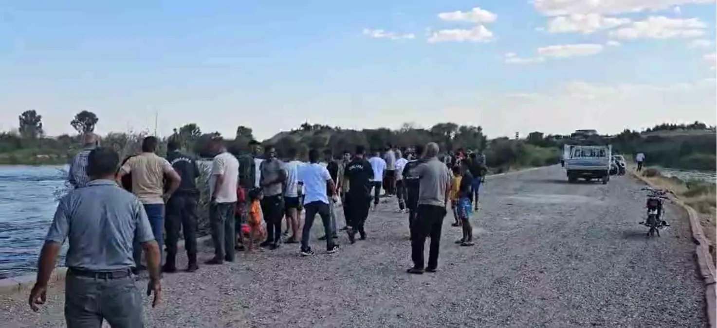 Gaziantep\'te Fırat Nehri\'nde Kaybolan Çocuk Aranıyor