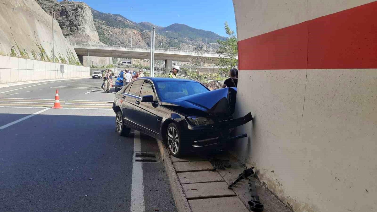 Gümüşhane\'de Otomobil Tünel Girişinde Kaza: 2 Yaralı