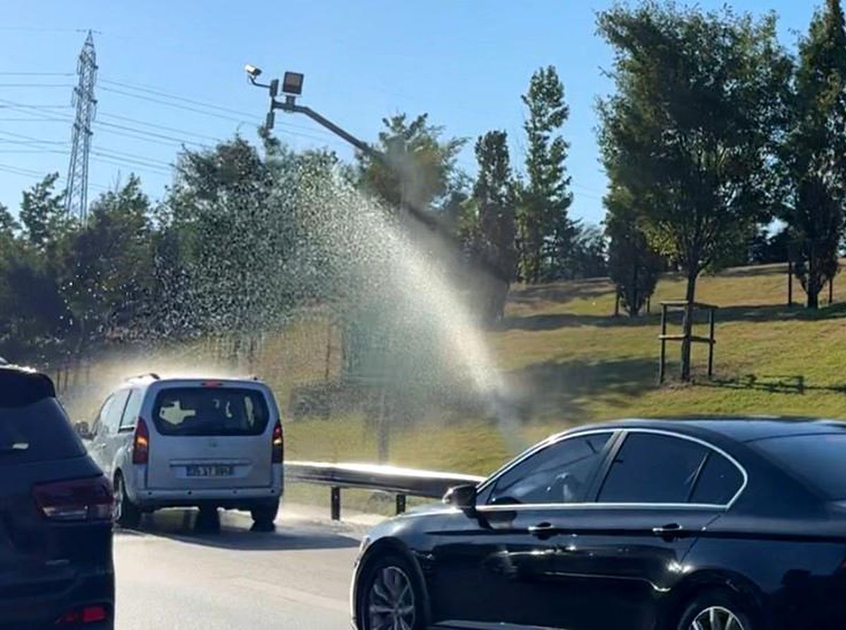 İBB\'nin sulama sistemi patladı, sürücüler araçlarını yıkadı