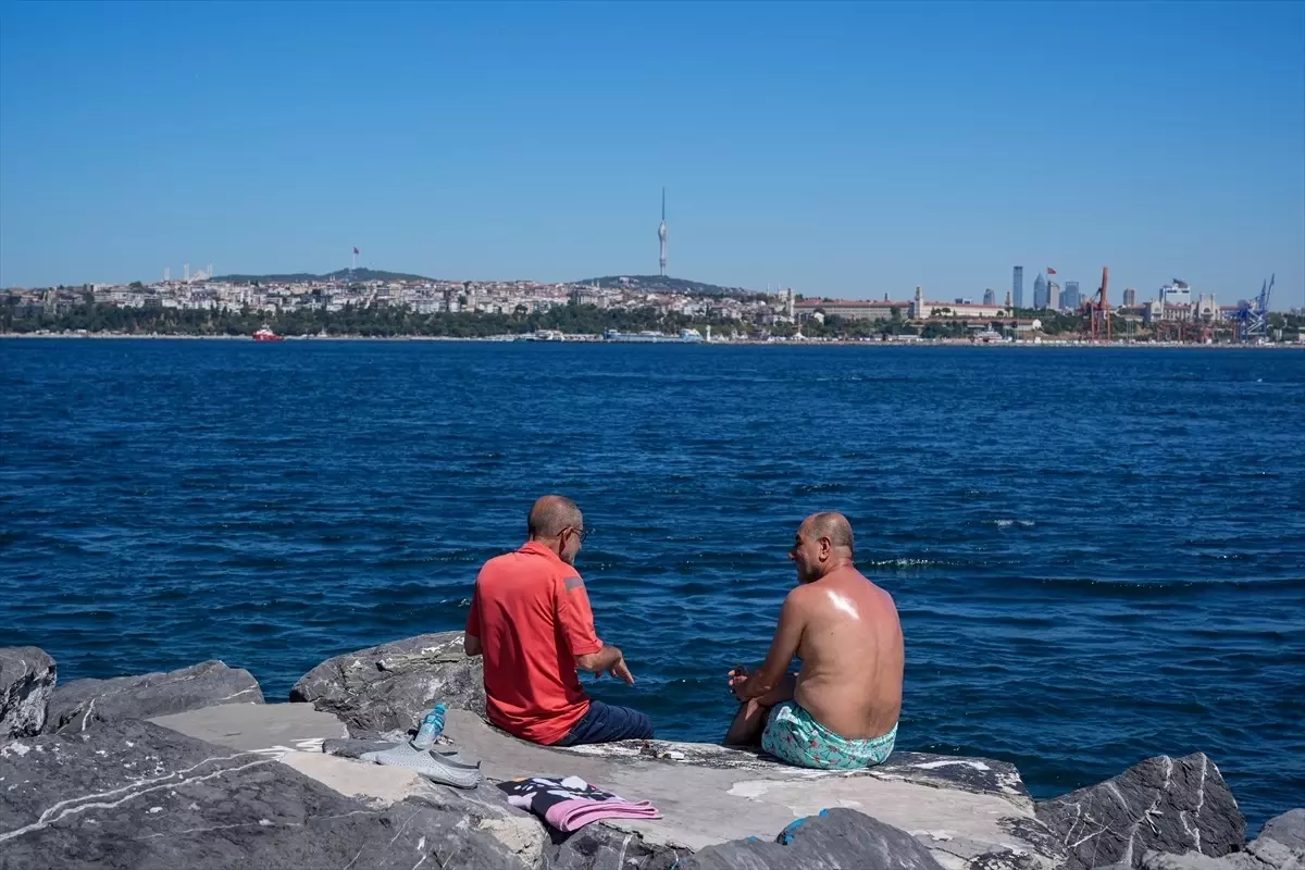 İstanbul\'da Sıcak Havada Serinlemek İçin Sahil ve Parklar Tercih Edildi