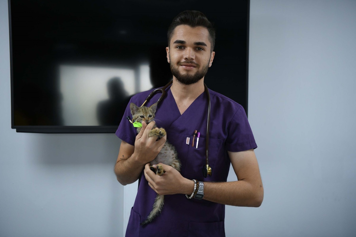 İtfaiye Eri, Yangında Hayatını Kurtardığı Yavru Kediyi Sahibine Teslim Etti
