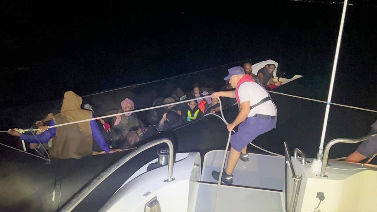 Çeşme açıklarında 5\'i çocuk 25 düzensiz göçmen yakalandı
