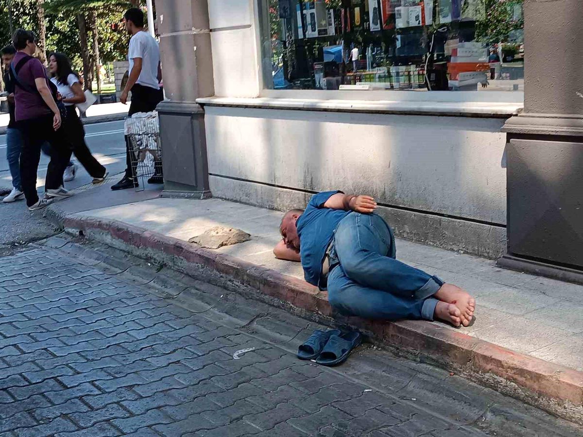 Samsun\'da Kaldırımda Uyuyan Adam Sağlık ve Polis Ekiplerini Harekete Geçirdi