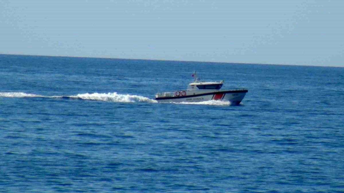 Kastamonu\'da Tekne Battı: Üç Kişi Kayıp