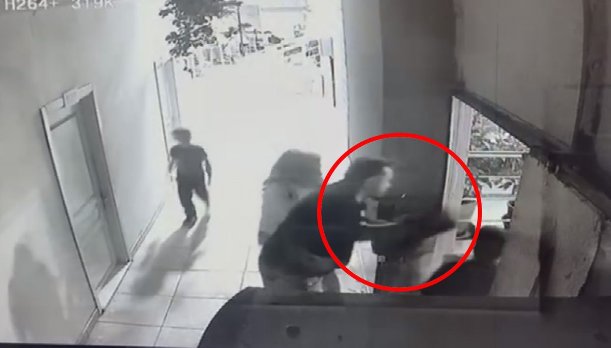 Baba, düğünde kaybolan oğlunu havaya kaldırıp fırlattı