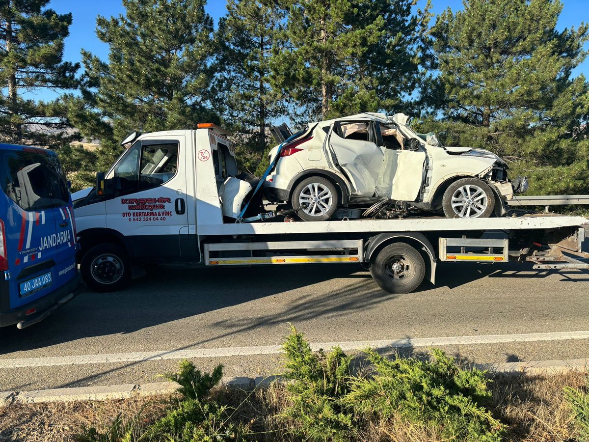Kırşehir\'de Cip Refüje Devrildi: 2 Yaralı