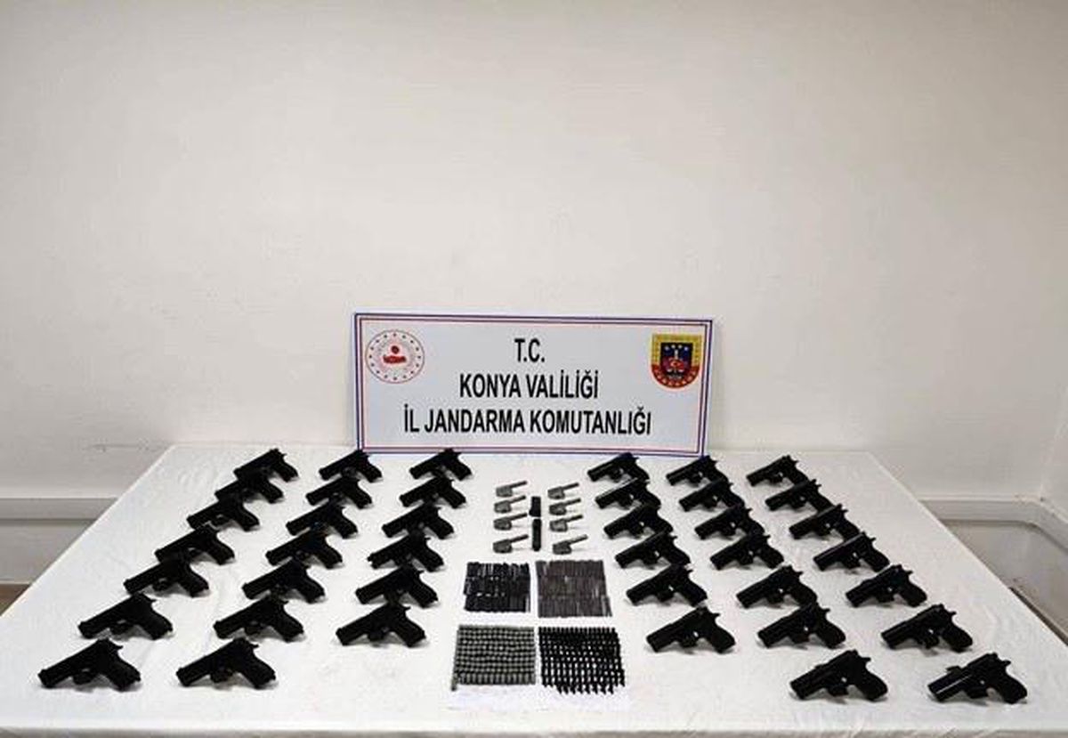 Konya\'da Silah Kaçakçılığı Operasyonu: 40 Tabanca ve Yüzlerce Silah Parçası Ele Geçirildi