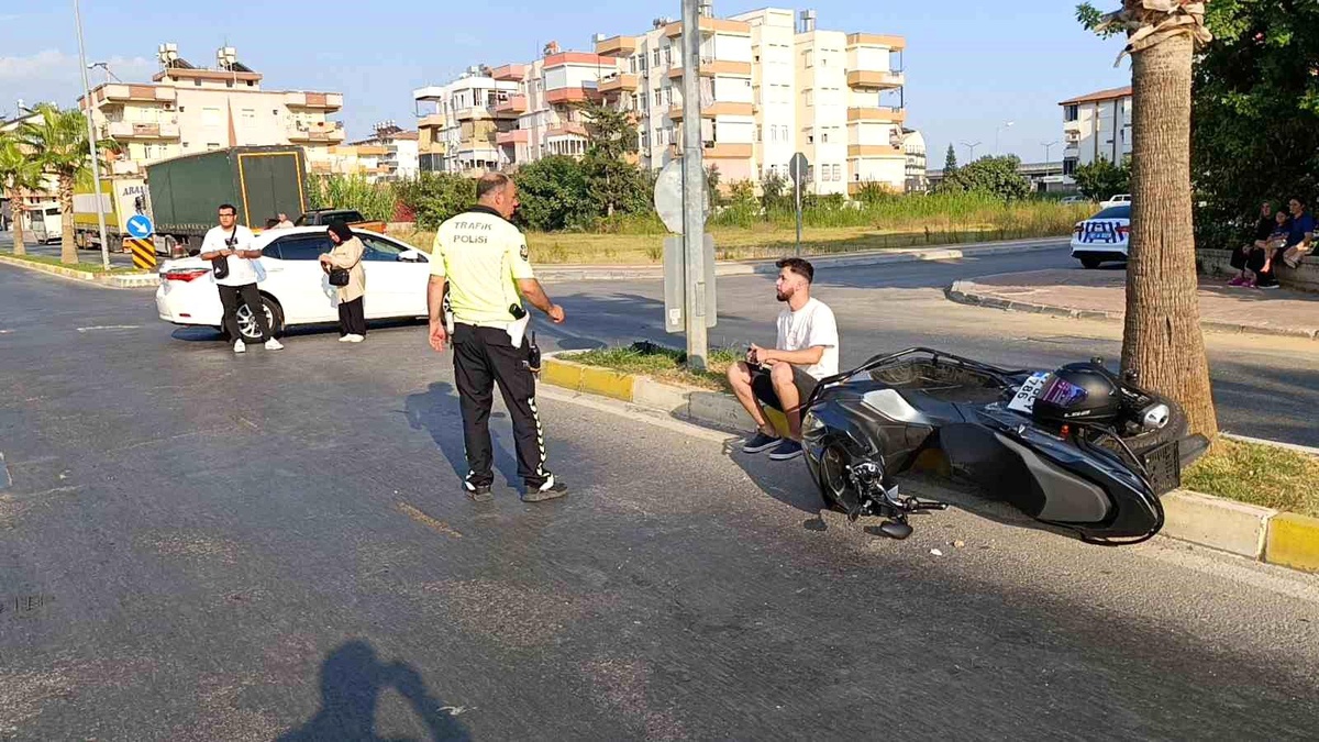 Manavgat\'ta motosiklet ile otomobil çarpıştı: 1 yaralı
