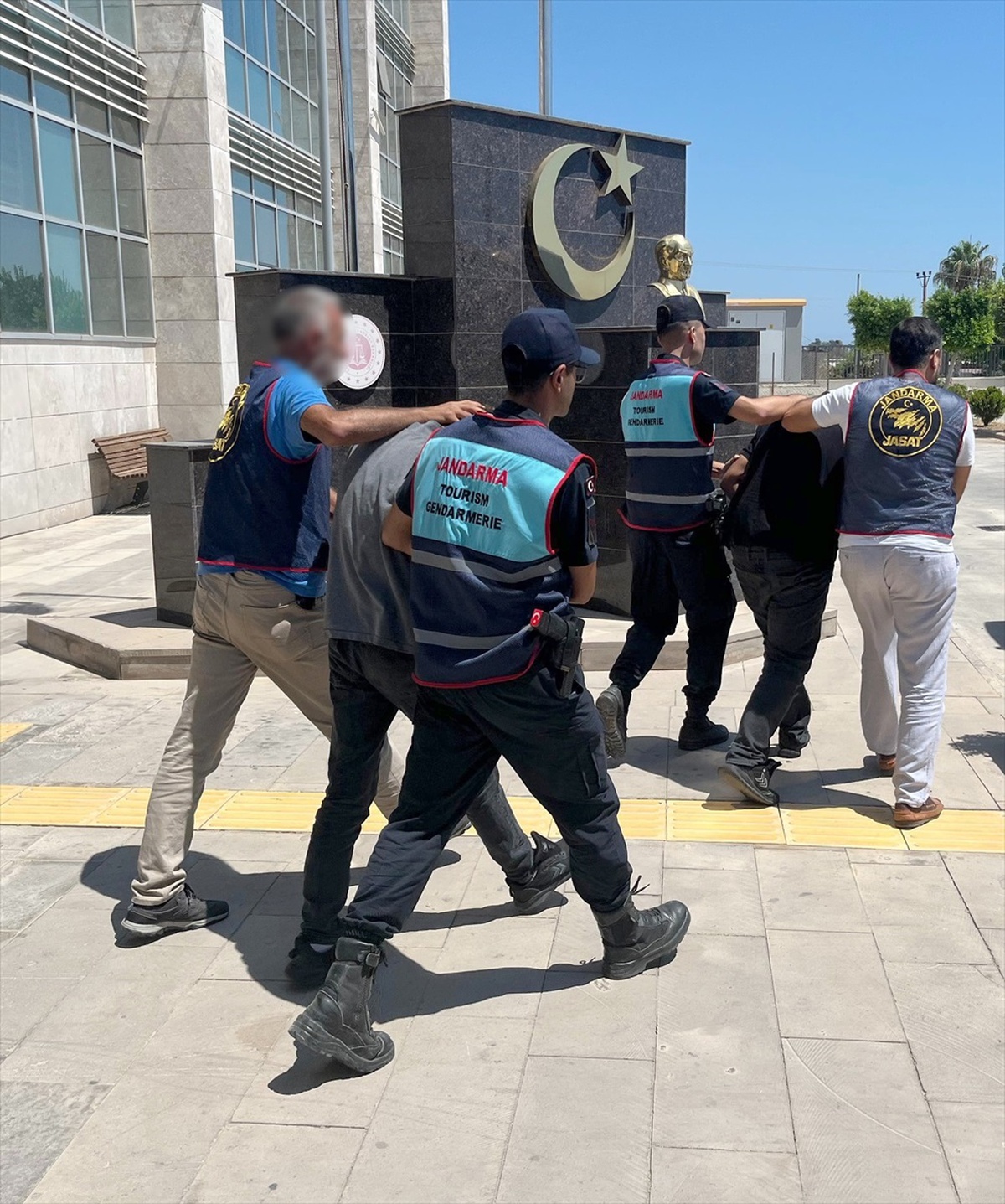 Motosikletle minibüsten çanta çalan 2 zanlı tutuklandı