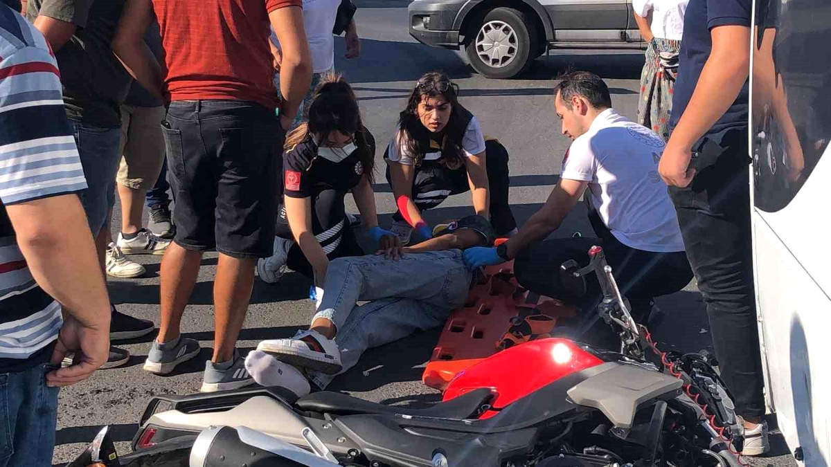 Çorlu\'da dönel kavşakta motosikletli çocuk servis minibüsüyle çarpıştı