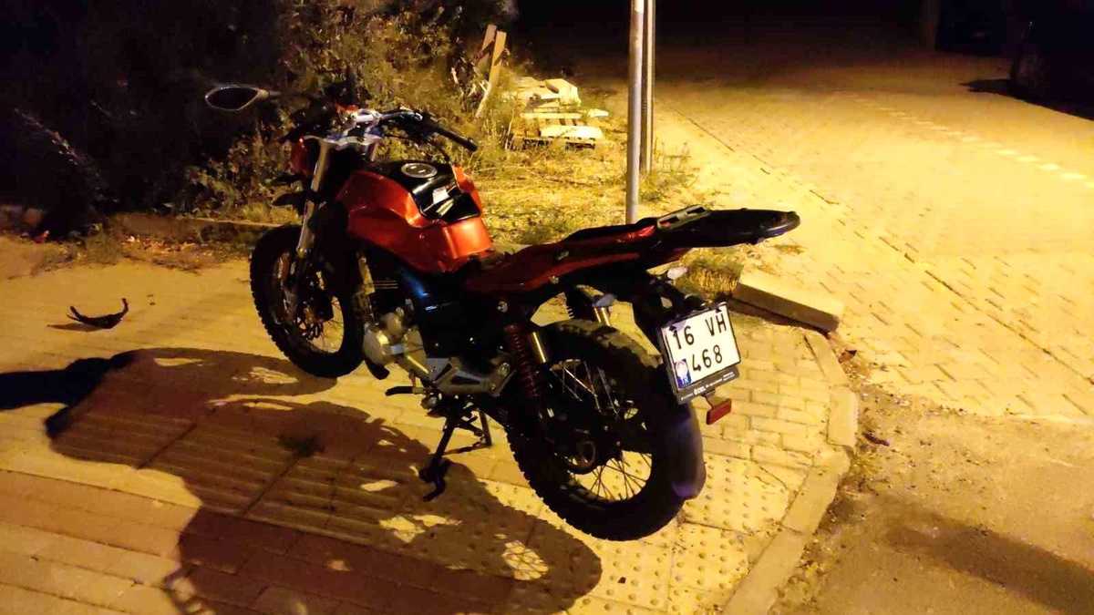 Orhangazi\'de trafik kazası: Motosiklet otomobile çarptı, 2 kişi yaralandı