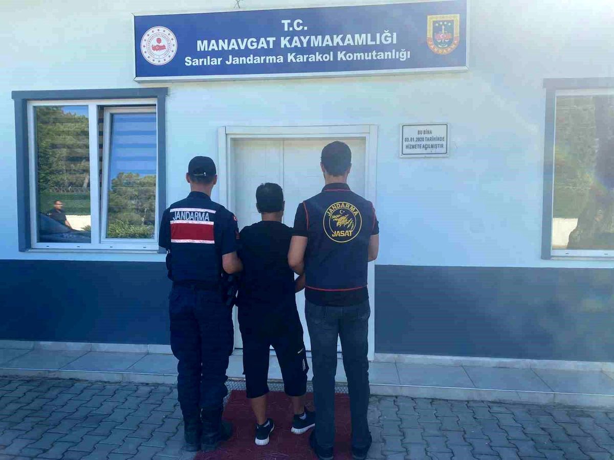 Manavgat\'ta kasten adam öldürme suçundan aranan şahıs oğlunun işyerinde yakalandı