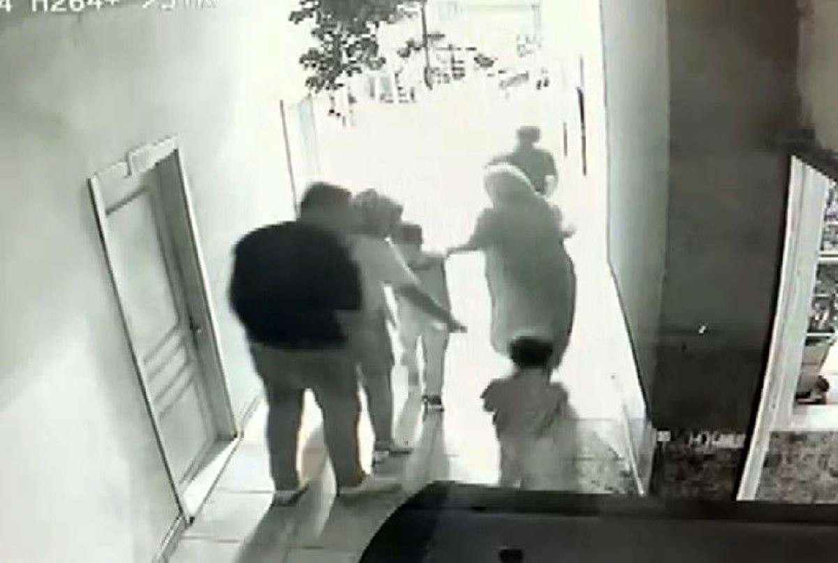 Konya\'da Düğün Salonunda Çocuğunu Havaya Kaldıran Baba Gözaltına Alındı