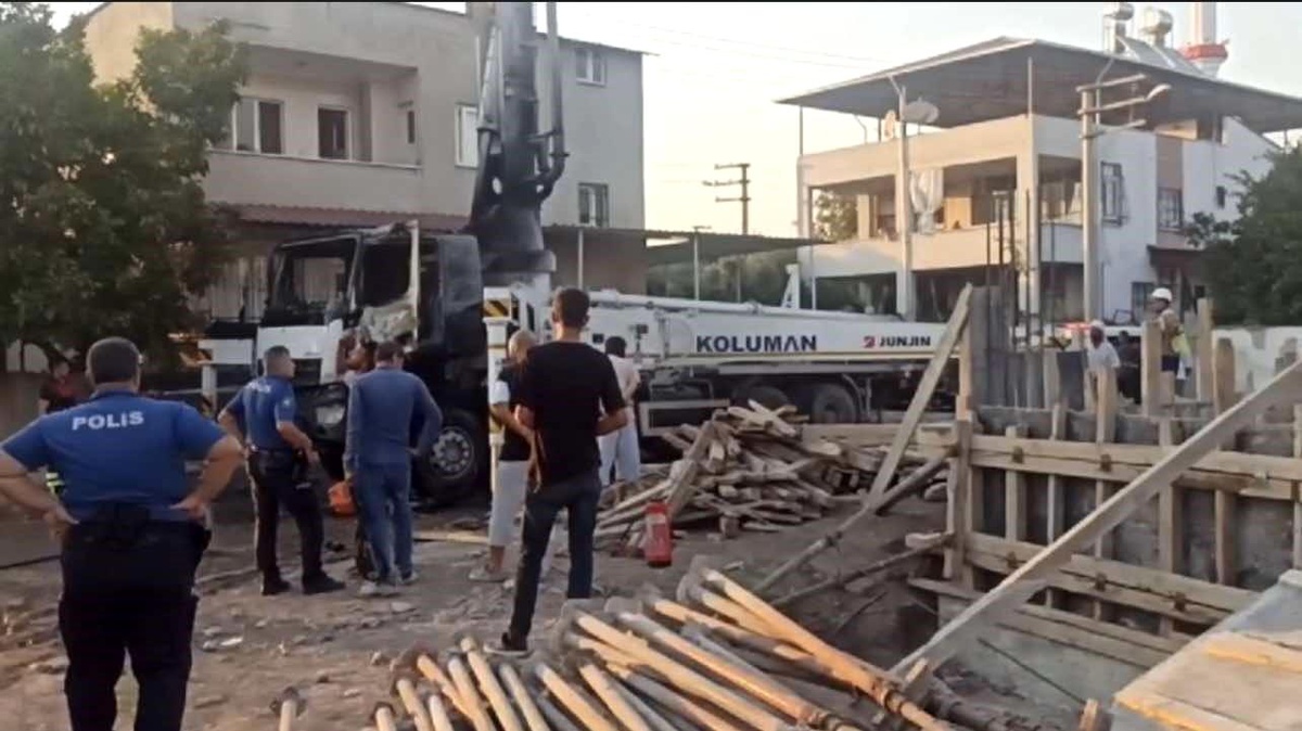 Osmaniye\'de Beton Pompası Aracının Elektrik Direğine Çarpması Sonucu 2 Araç Yandı