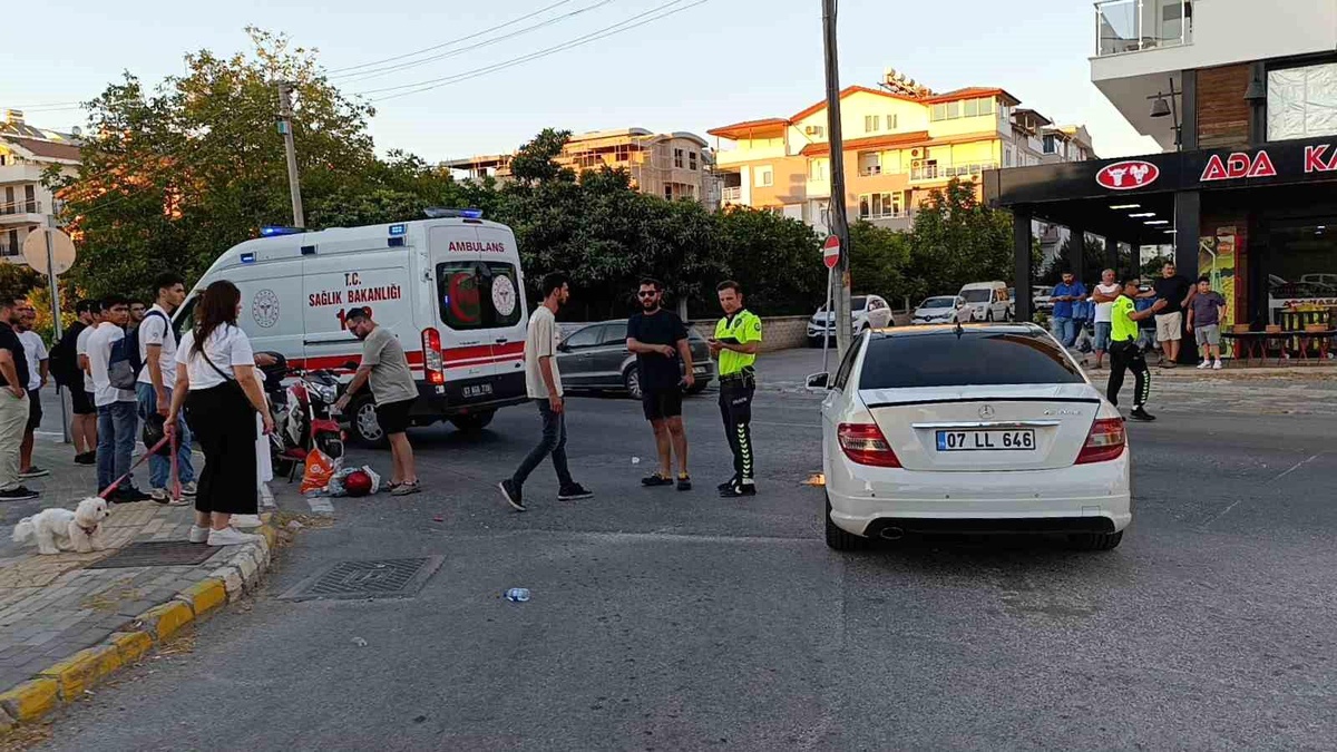 Antalya\'da motosiklet ile otomobil çarpıştı: 2 yaralı