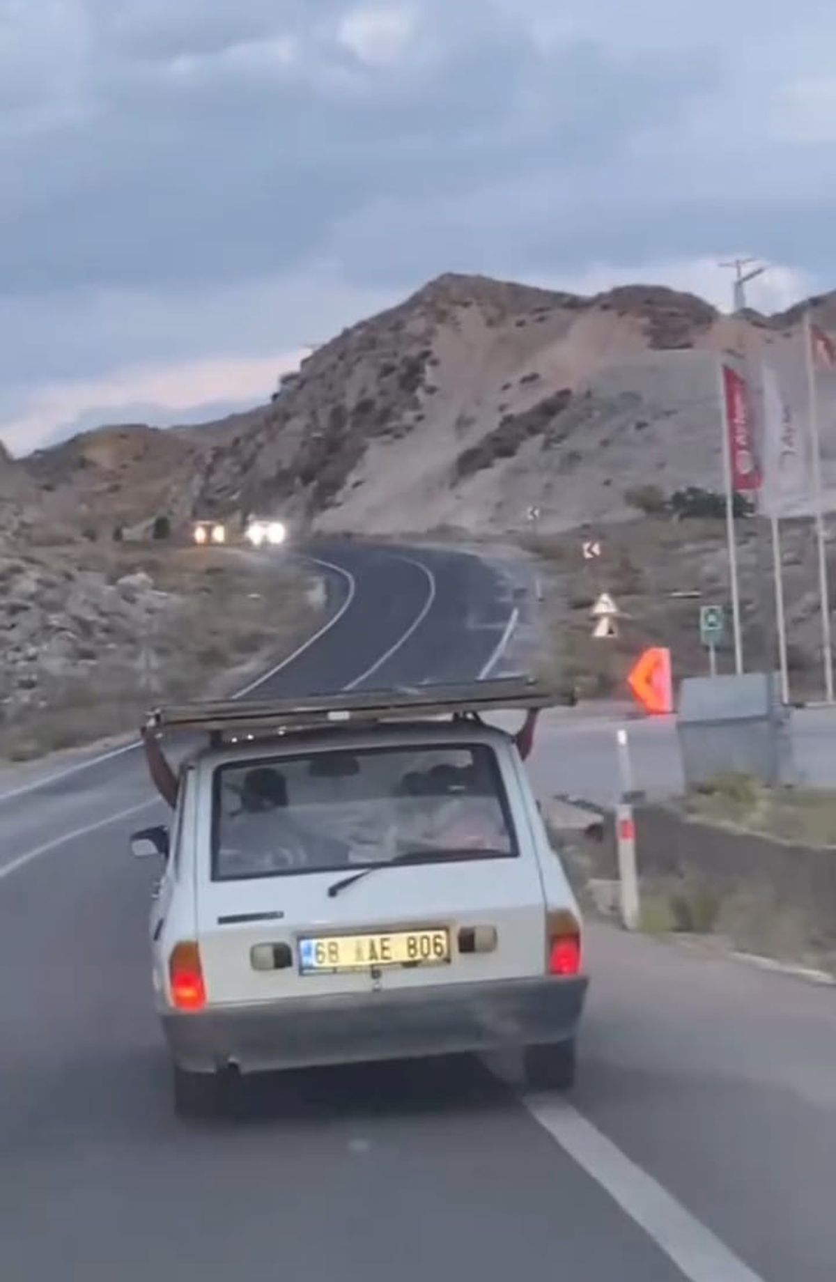 Sürücü ve yanındaki kişi aracın tavanında seyahat etti