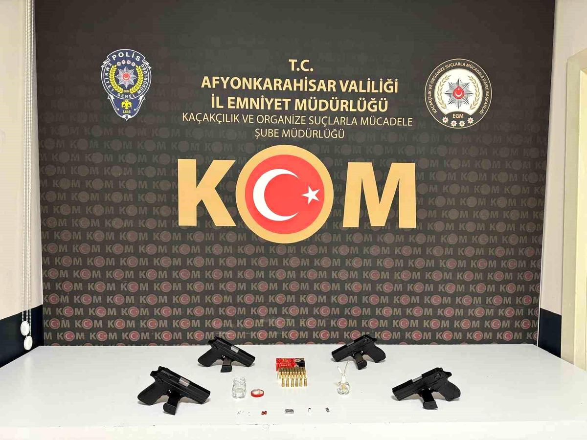Afyonkarahisar\'da Ruhsatsız Tabanca ve Mermi Ele Geçirildi